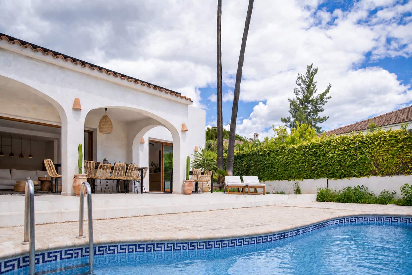 Exquisite summer villa near mountain, beach & city — photo 1